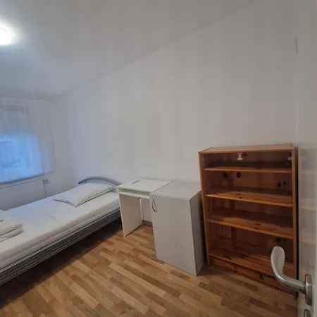 Single In Einer Wg Mit Gemeinsamer Kueche, Badezimmer Und Toilette